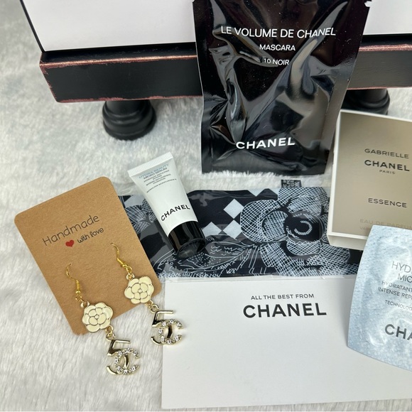 Chanel bag with minis and handmade earrings with scarf and greeting card - Picture 2 of 3